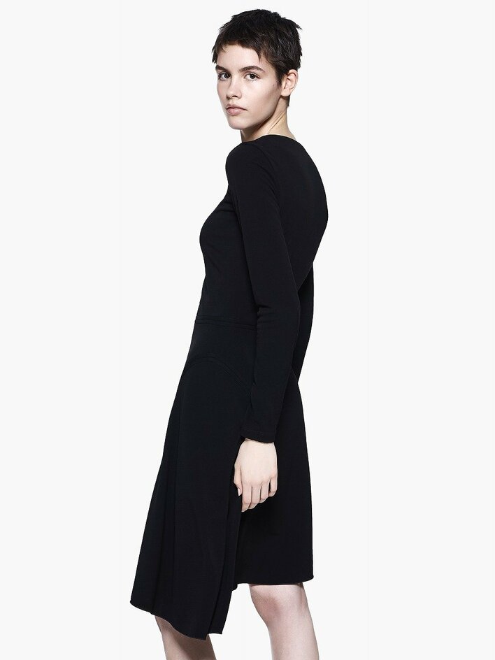 【ジョルジオ アルマーニ】伊勢丹新宿店ウィメンズ リフレッシュオープンを記念してタイムレスなエレガンスを纏うブラックドレスを先行発売