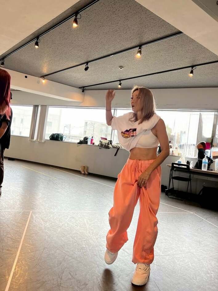 仕上がってる！」倖田來未 リハショットで鍛え上げられたバキバキ腹筋