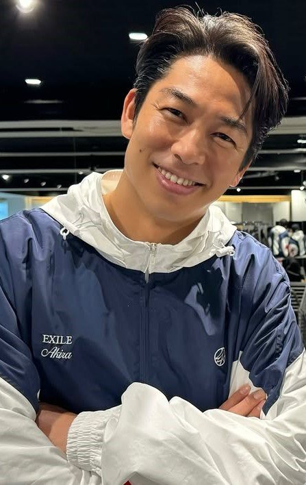 野性味がスゴイ」EXILE AKIRA ロン毛＆サングラス姿で夜道を“ルンルン