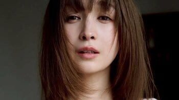 自分でも「恥ずかしすぎて直視できない」藤井サチ “身も心もさらけ出した”ド正面デコルテを披露！ 初フォトブック表紙に「ずるい写真」