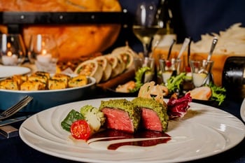 【アンガス牛グリルステーキ&ロブスター】メインディッシュをリニューアル。肉・魚のスタンダードから豪華アップグレードまで、選べる4種の新メニューが登場。| 沖縄・ラグナガーデンホテル