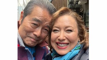 「素敵なご自宅見れて感激」勝野洋の妻・キャシー中島 2世帯で暮らす“ミュージアム”のような空間を公開！壁に飾られた思い出の品々「夢の世界なお家」