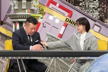 捏造VTRで窮地に追い込まれるも…ケンドーコバヤシ「陣内智則やったら、できまへんで！」アドリブを華麗に決めて見上愛にドヤ顔！