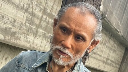 片岡鶴太郎 “激渋”コーデ披露！木に触れるミステリアスでダンディーなショットに「深みと男らしさが出過ぎ」