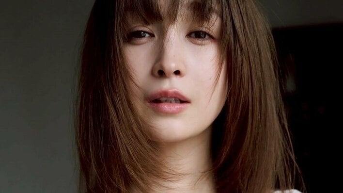 自分でも「恥ずかしすぎて直視できない」藤井サチ “身も心もさらけ出した”ド正面デコルテを披露！ 初フォトブック表紙に「ずるい写真」