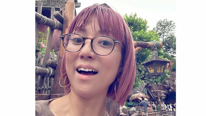 4児の母・hitomi 息子たちとの笑顔3S公開！ディズニーで披露した“ミニ丈コーデ”にも注目「アクティブで素敵」