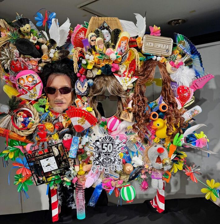 1人ALFEEやってみた！」高見沢俊彦 派手すぎる縁起物でメンバーに変身