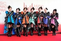 CANDY TUNEが華やかなフォーマルワンピ＆ヘッドドレス姿でレッドカーペットに登場！【MAJ2026】