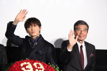 綾野剛にバースデーサプライズ！舘ひろしも祝福「39歳って、やりたい放題じゃん」