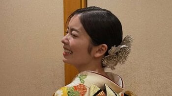 「うなじ綺麗」小芝風花 “数年ぶり”の振袖姿を披露！刺繍でできた髪飾りに“トキメキ” 笑顔満開の華やかなたたずまいに「綺麗。艶麗」