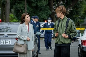 書類業務に追われるMEJの面々…そんなか、本田（八木勇征）の旧友が遺体で発見される『LOVED ONE』第2話予告