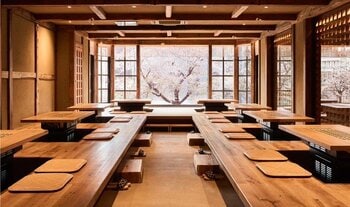 【開催告知】窓一面の桜を独占！「鳥焼と鳥鍋 囲」にて、五感で愉しむ極上の花見イベントを3/23より開催