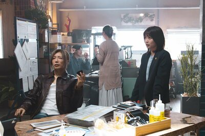 【場面写真追加】業務停止処分を受けた浦真鷲直人（GACKT） そこに真奈美（足川結珠）が父の体罰問題を相談にやってくる『ブラックトリック』第2話予告