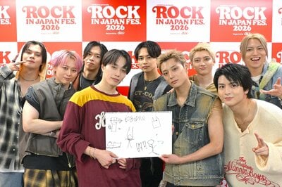 超特急 “夏の思い出”を9人でお絵描き！休養明けリョウガのリアルすぎる自画像＆ハル画伯「希望を可視化したらこれ！」初ロッキンに“ガチ夢中！”【ROCK IN JAPAN FESTIVAL 2026 レポ＆インタビュー】
