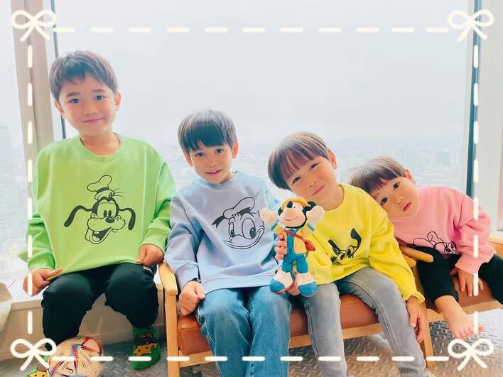 【画像6枚】「なんと言う可愛さ…」平愛梨 “そっくり”息子4人の横並び“背の順ショットを見る