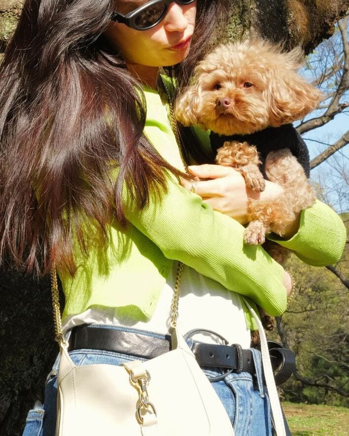 大政絢 春らしいラフな姿で愛犬との密着ショットを公開 サングラスかけ