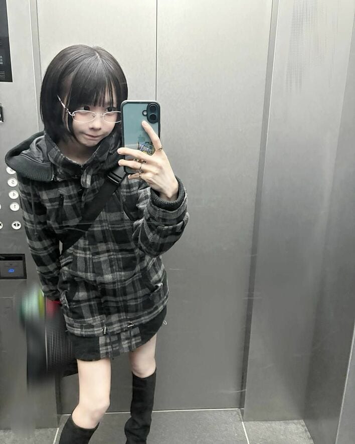 冬の妖精みたい」あのちゃん ミニ丈コートを着た冬コーデのドアップ