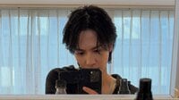 志尊淳(31)  久々の近影に「色気増しました？」の声！柔らかな笑み浮かべる“優しそん”ショット公開「髪伸びてる！」「黒赤似合いすぎ」