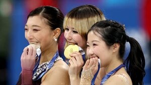 「ちょっと待ってどこに…」アリサ・リウの“自ら開けた穴”姿が話題！笑顔から飛び出す“悪魔のしっぽ”に反響「めっちゃかわいい」【ミラノ・コルティナ五輪】