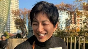 大沢たかお “ムキムキ”姿でただずむお花見ショット披露！優しい笑みを浮かべた彼氏感あふれる様子にファンもん絶「花よりたかお様♡」「素敵すぎる！」