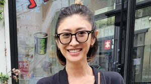 山田優 “かっこよすぎ”な母との2ショット公開！派手髪＆“親子おそろい”コーデでおでかけを満喫する様子に「ワイルドだわ」「憧れる」