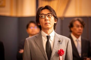 【場面写真追加】弥生（石原さとみ）が泥棒なのではと疑う夏目（高橋一生） そんなか政治資金パーティが行われ…『ポリティカルパン』第4話予告