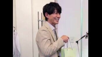 「これぞイケおじ」藤木直人53歳バースデー！白石麻衣からプレゼントを受け取りニッコリ「どの角度もかっこいい」の声『最後の鑑定人』