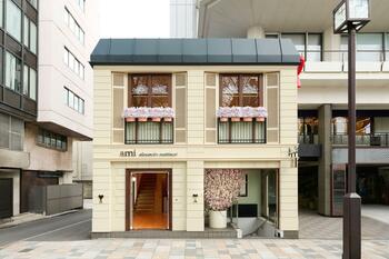 Ami Paris 表参道ポップアップの店内を桜で装飾し、一足早い春の訪れを演出