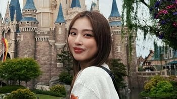「破壊力すごい」内田理央 ミニスカ×ニーハイの美脚見せコーデでディズニー満喫！ご機嫌な表情の自撮りショットに「癒やし！」