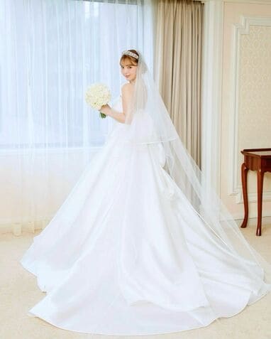 藤田ニコル「私の理想」結婚式お色直しの“一点物”ピンクチュールドレス