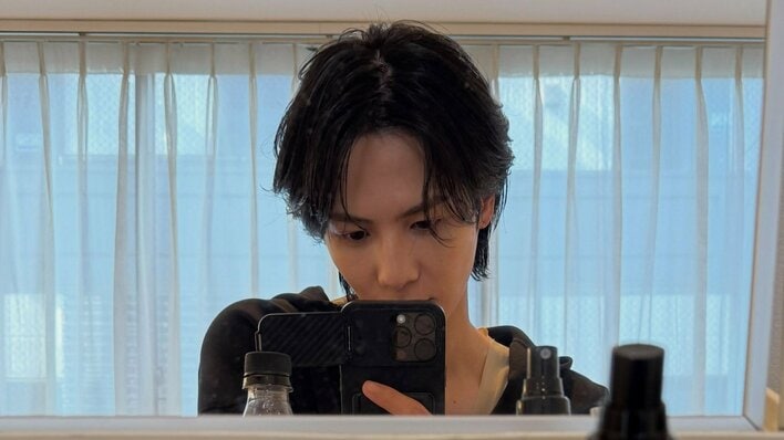 志尊淳(31)  久々の近影に「色気増しました？」の声！柔らかな笑み浮かべる“優しそん”ショット公開「髪伸びてる！」「黒赤似合いすぎ」
