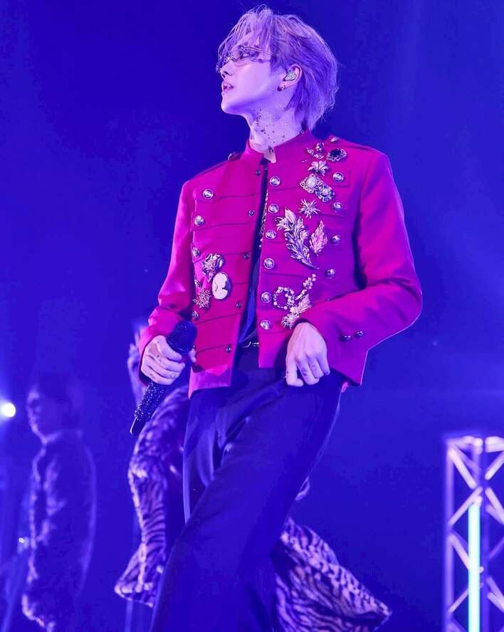 吉野北人 タトゥーシールの上裸姿を披露！キラキラと輝く“王子様