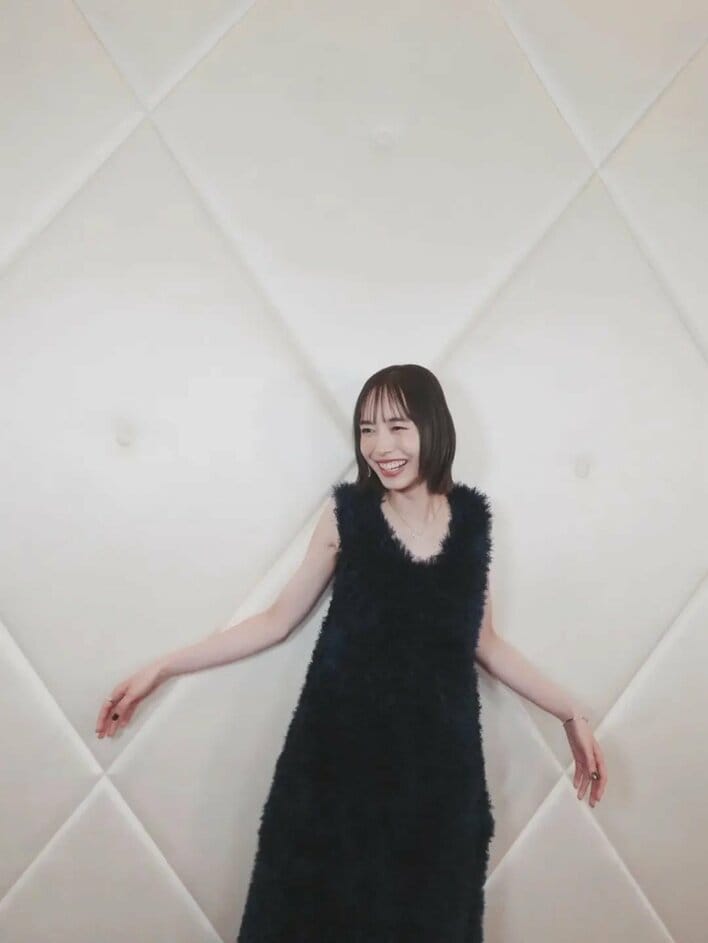 セクシーすぎ」井桁弘恵 ざっくり背中開いたドレス姿を披露！上目遣い