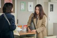 渉（北村有起哉）に頼まれ、会社へ書類を届けるあん（仲間由紀恵）それは特に重要なものではなく…『小さい頃は、神様がいて』第7話予告