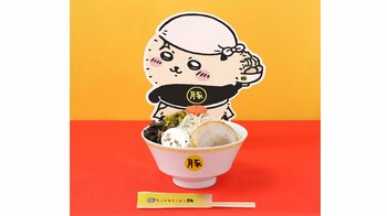 『ちいかわ』のラーメン店から「ラーメン豚 豚骨」が期間限定で登場！ラッコのノベルティステッカーのプレゼントやどんぶりも発売