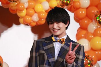 浮所飛貴、古川雄大の期待にさっと応える“指ハート”