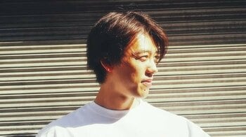 「こんな普通に新宿いるの？」竹内涼真 “変装なし”で夜の新宿にたたずむ姿を公開！人通りある場所でのプライベートショットに「スタイルが異次元すぎる」