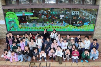 【東大和市】市役所に新たなアートが誕生！？子どもたち２００人と描くガラスアートプロジェクト