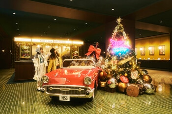 【1955 東京ベイ】ネオン輝くツリーから限定バーガーまで！コーラがテーマのオールドアメリカンなクリスマスイベント「OLDIES COLA HOLIDAY 1955」今年も開催