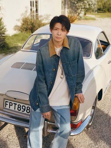 岸優太 モデル撮影のオフショット大連発！真剣な表情から飾らない笑顔