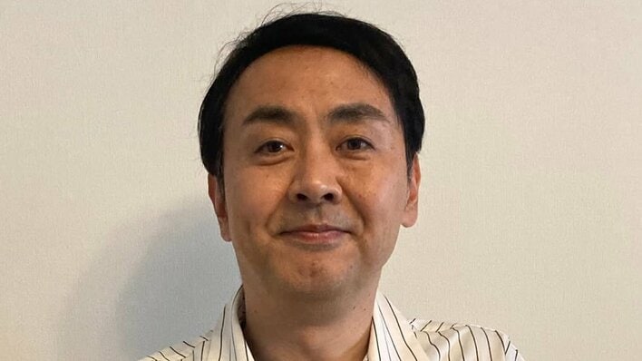 アンガールズ田中 生まれたばかりの我が子抱いた幸せショットで第1子誕生報告！「優しいパパの笑顔」“髪事情”についても明かす