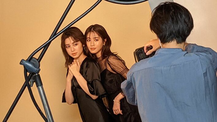堤礼実アナ&久慈暁子アナ アイドルのようにポーズひとつで魅了!【女性アナカレンダー2022】