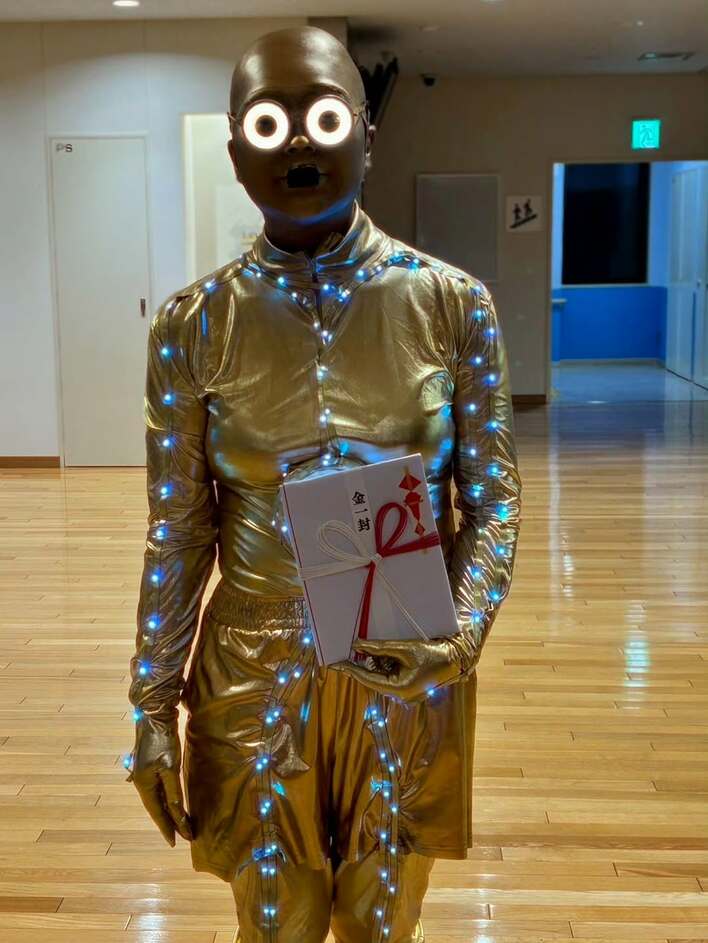 3度見した」りんごちゃん “C-3PO”の最新ものまね姿が反響！全身金ピカ
