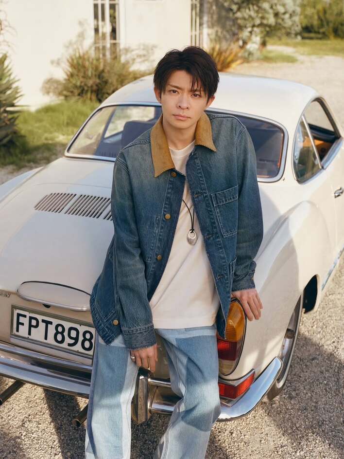 岸優太 モデル撮影のオフショット大連発！真剣な表情から飾らない笑顔