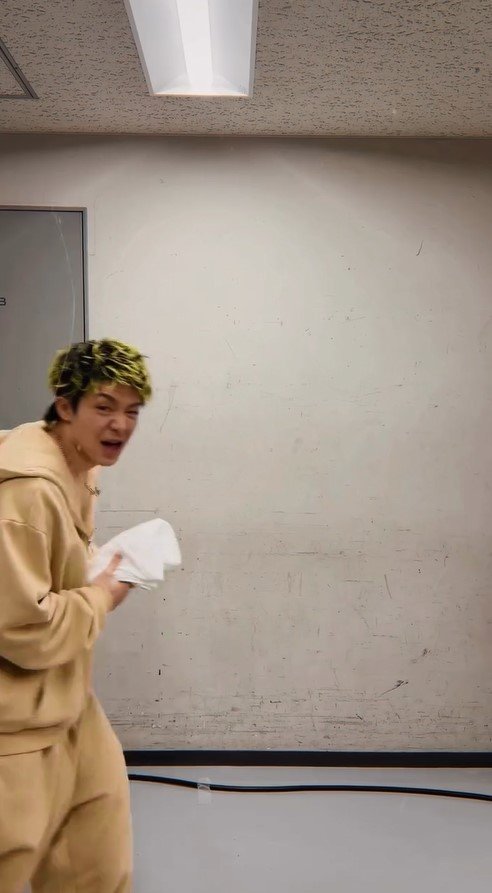 笑顔にする天才」岸優太 “制作費0円神動画”を投下！右に左に行ったり来