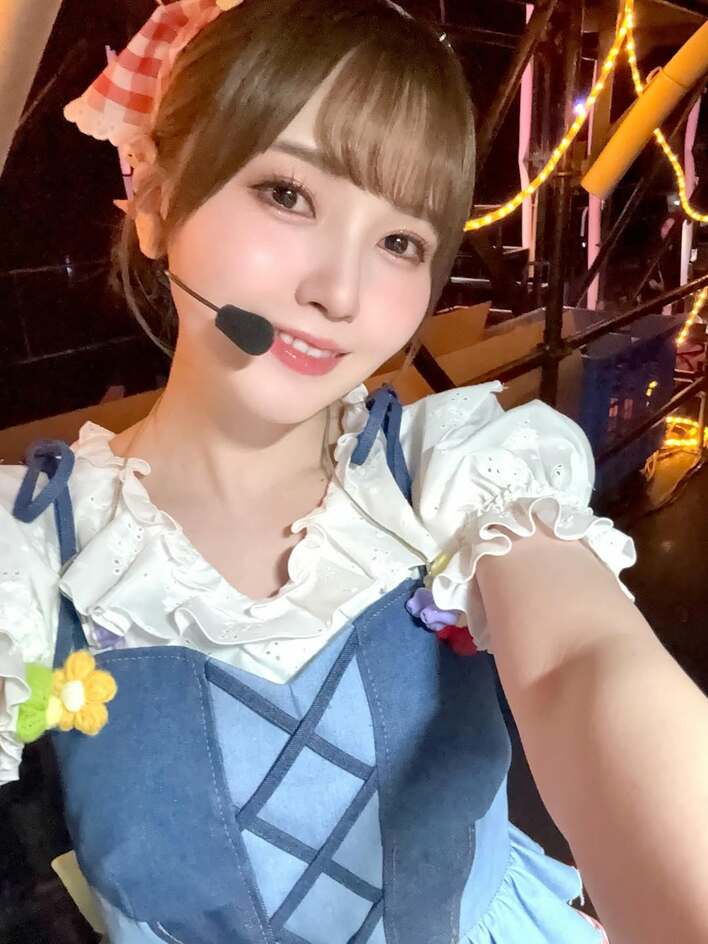破壊力えぐすぎ」声優・鬼頭明里 ミニスカ＆ポニテ姿に「天使みたい