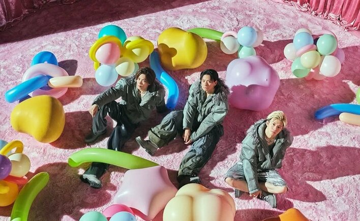 平野紫耀 “テディベア座り”からクールな表情にファンメロメロ！新曲