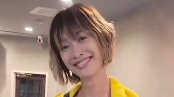 山田優 “細くてまっすぐ”な美脚際立つ姿公開！黒ミニワンピでスタイルアップ 洗練された大人の着こなしに「憧れます」「脚が長すぎ」