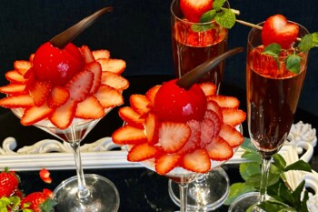 大輪の苺が花開く、華やぎのプレミアム苺パフェ【THE NEW NORMAL】期間限定「NEW NORMALな苺のパフェ」登場。