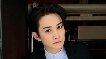 町田啓太 無邪気な幼少期ショットで36歳誕生日を報告！ピースやはっちゃけポーズなど面影感じる姿に「この頃から仕上がってる」「変わらないですね」